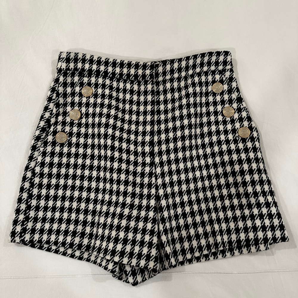 Classic tweed high waisted shorts houndstooth print with gold button details